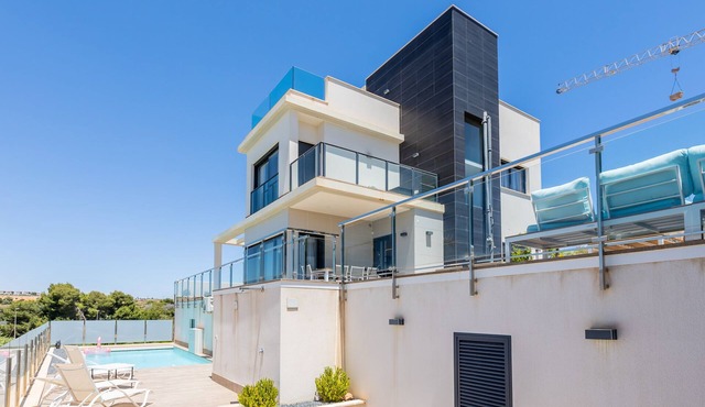 Villa with private swimming pool close to the sea