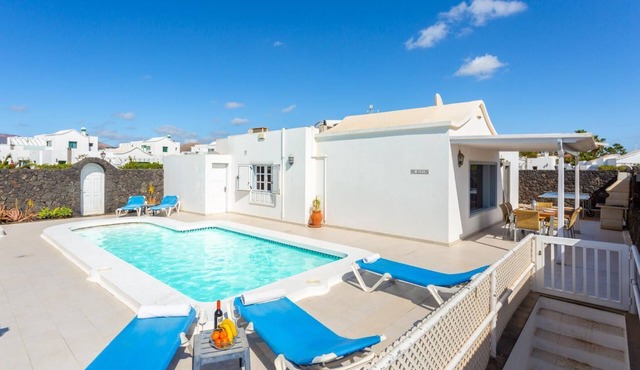 Villa Zoe - Three Bedroom Villa, Sleeps 6