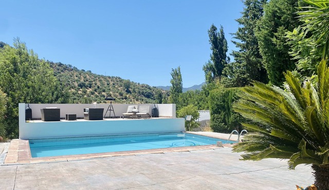 Village comforts, countryside feel - Villa with 2 terraces, bar, pool and garden