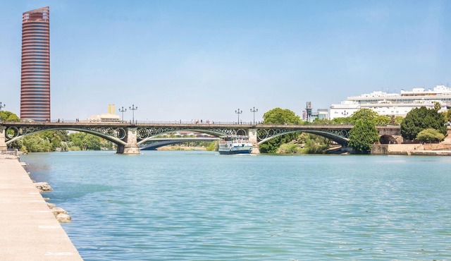 Welcome to this modern and comfortable apartment on the outskirts of Seville.
