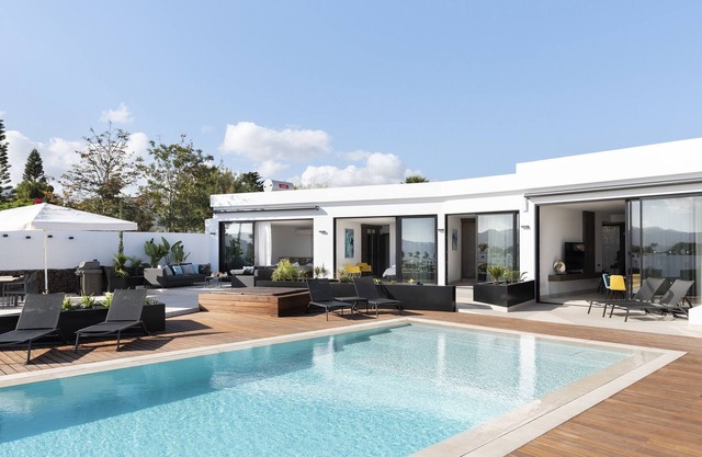 Villa Estelinas - Luxurious 5 Bedroom Villa - Stunning Sea Views - Jacuzzi