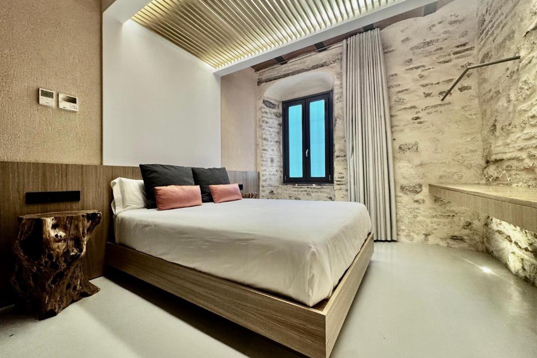 Distrito Centro Apartment | VillaMora Alfaros 35 FREE PARKING