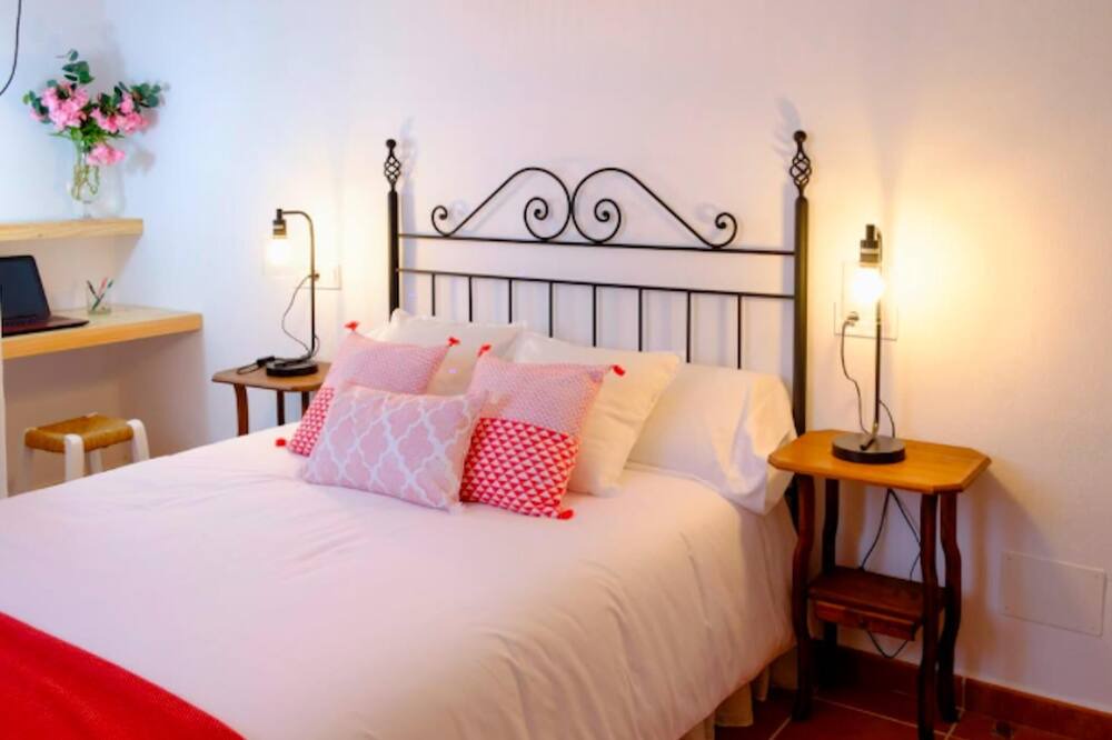 Photo of Bedroom in Alozaina