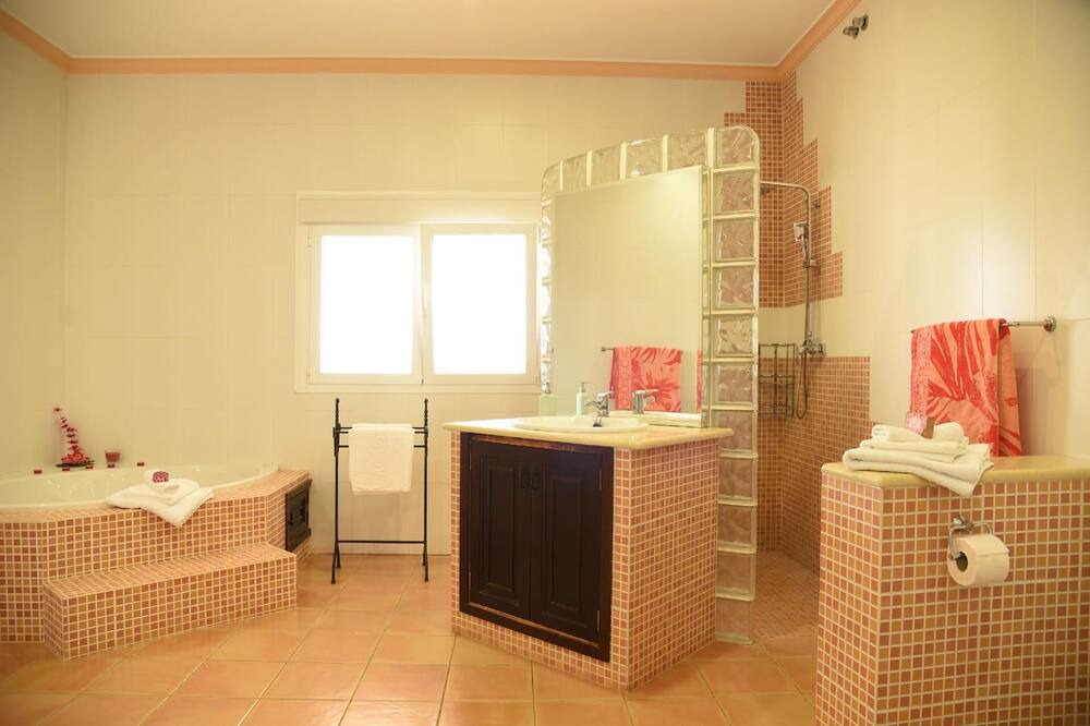 Photo of Bathroom in Lora Del Rio