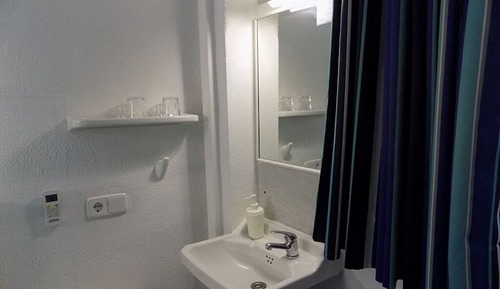 Basic Single Room (Con Baño Compartido)