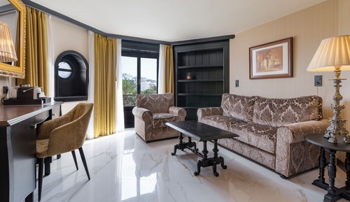 Deluxe Suite