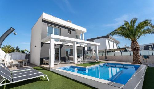Villa with Garden View