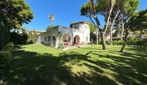 Villa with Garden View