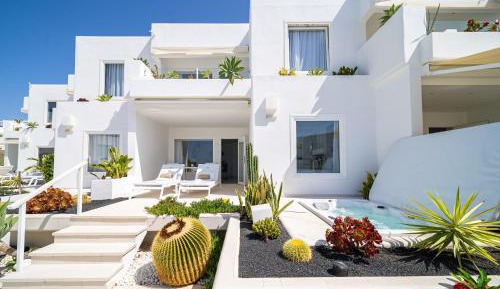 Deluxe 1 bedroom Suite with Hot Tub and Sea View