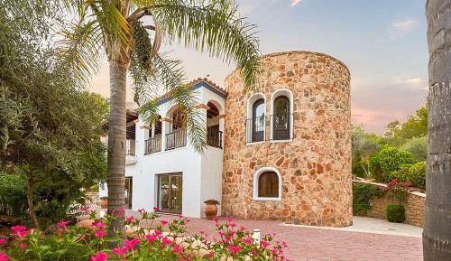 Six-Bedroom Villa 