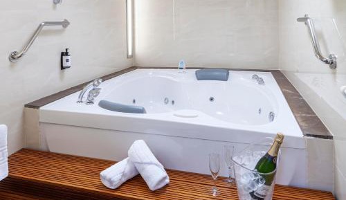 Deluxe Suite with Spa Bath