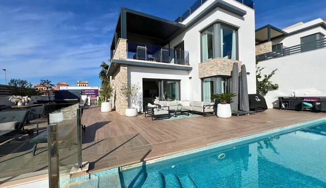 Villa 'Barcelona 11' with Sea View, Wi-Fi and Air Conditioning